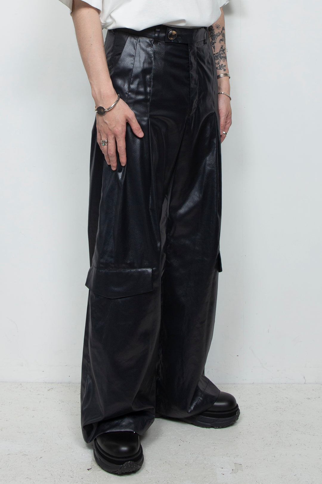 FAKE-FAKE LEATHER II Thin Flap Baggy Trousers BLACK