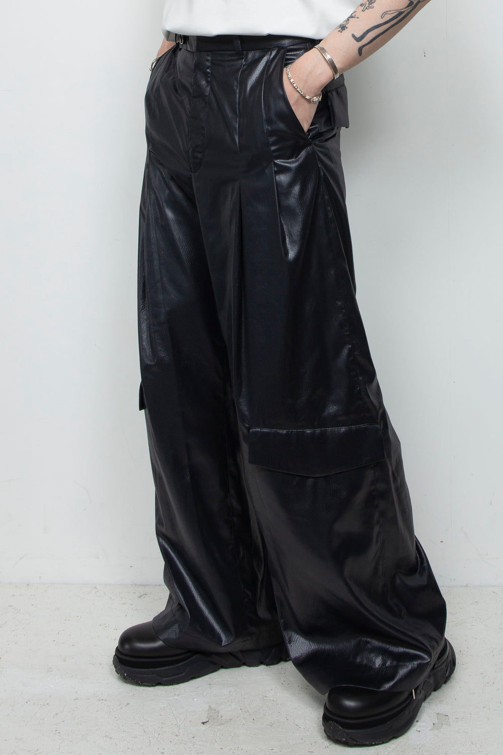 FAKE-FAKE LEATHER II Thin Flap Baggy Trousers BLACK