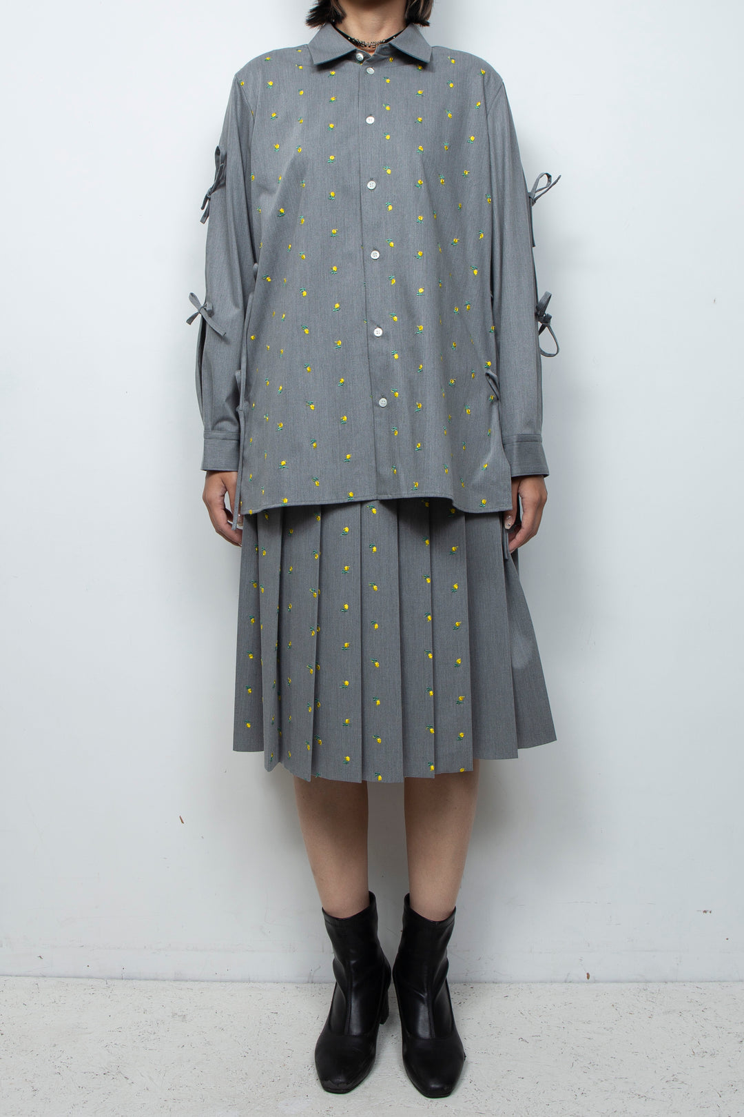 Flower embroidery ribbon blouse l.gray