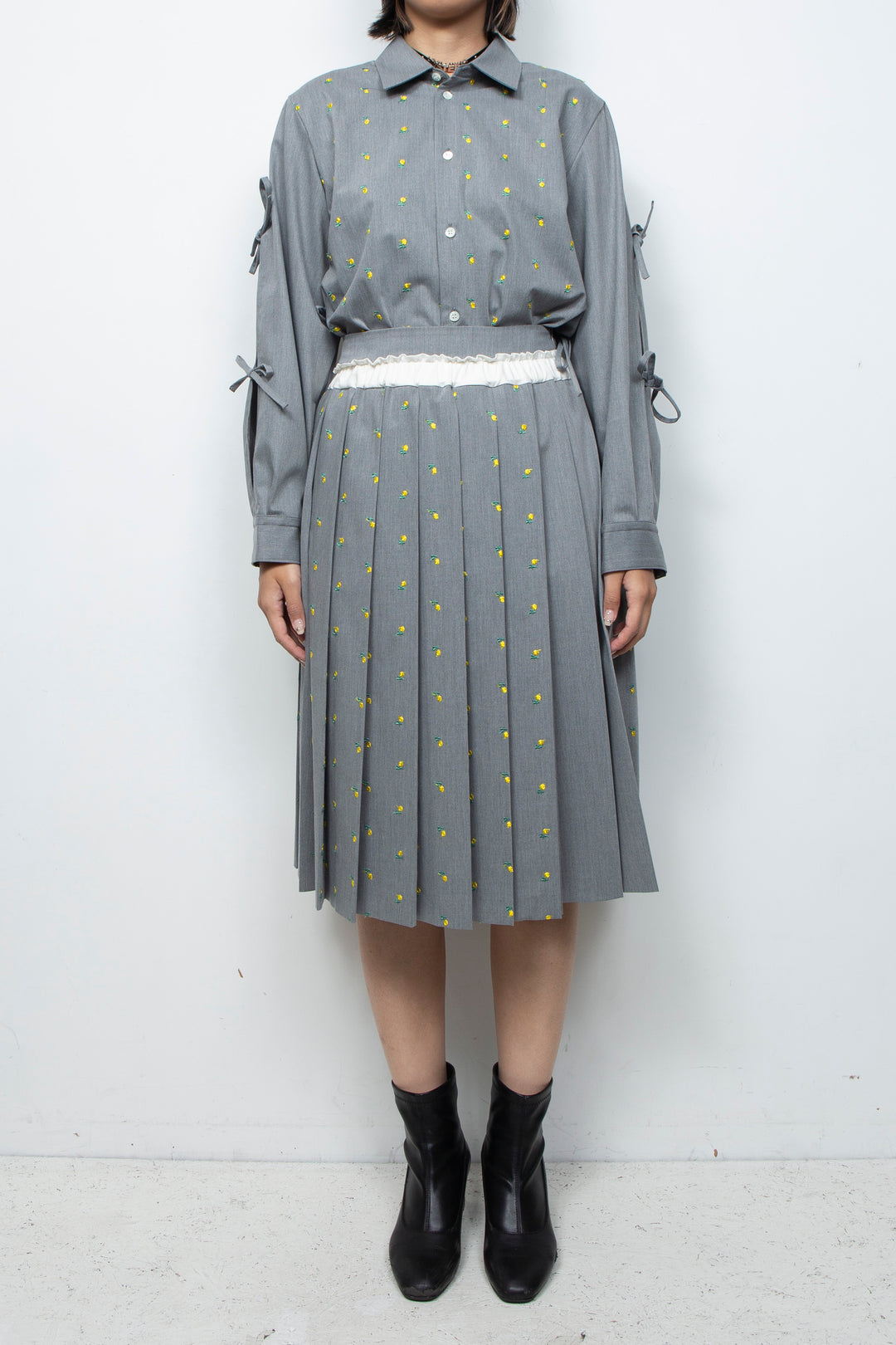 Flower embroidery pleated skirt l.gray