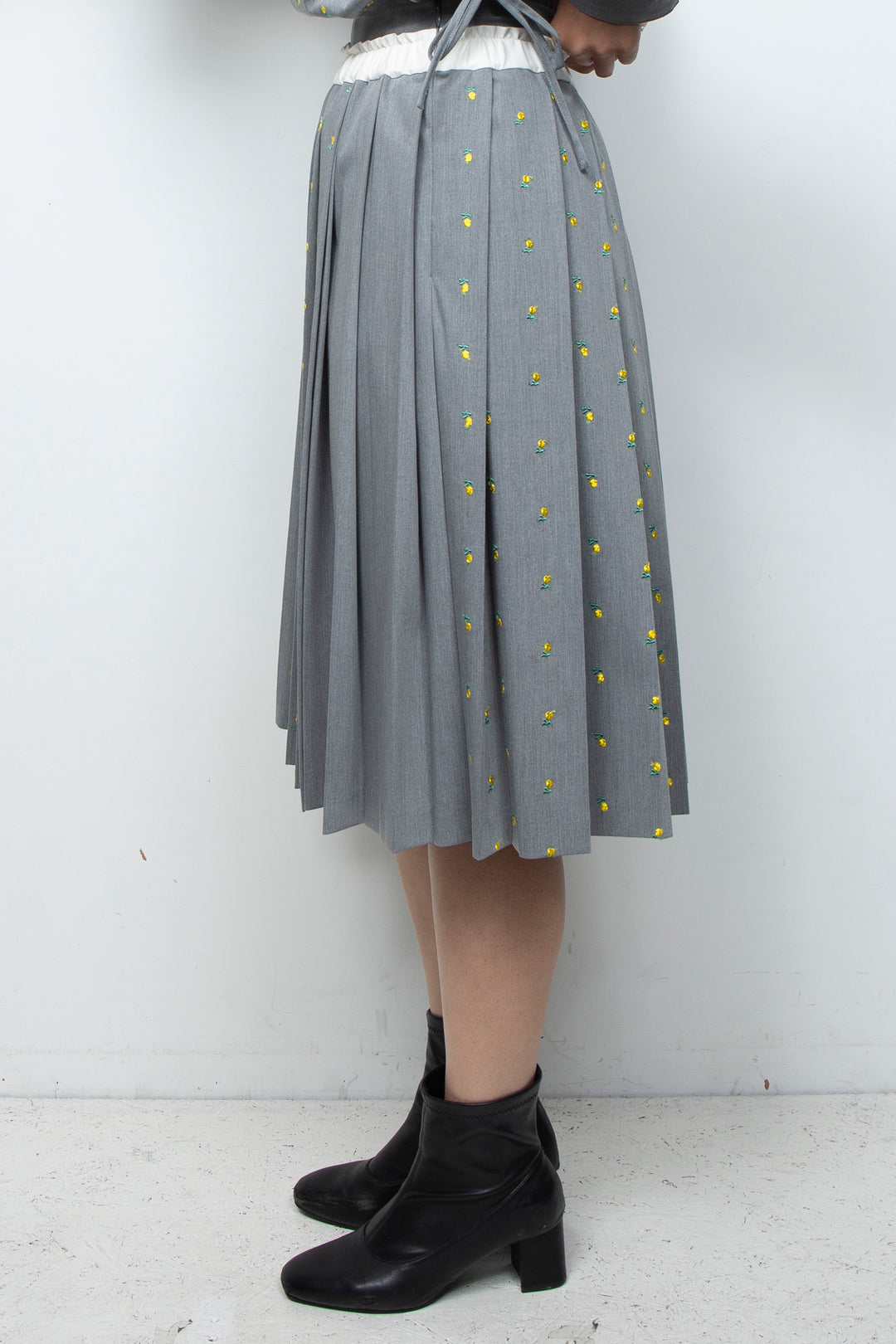 Flower embroidery pleated skirt l.gray
