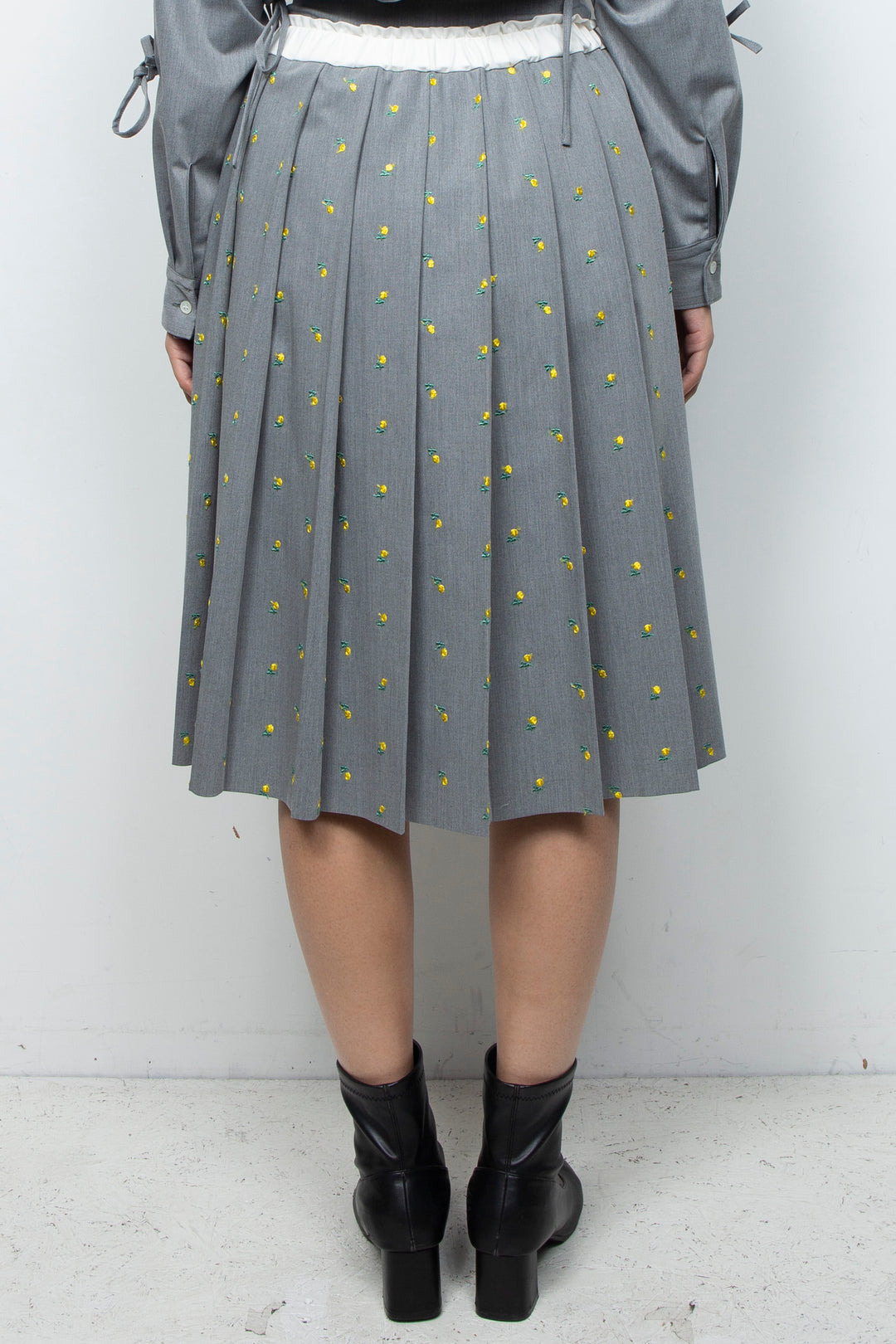 Flower embroidery pleated skirt l.gray
