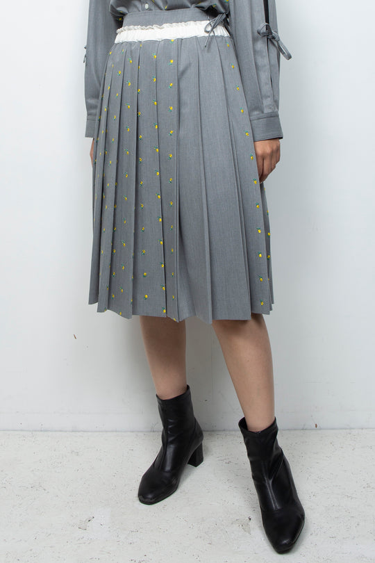 Flower embroidery pleated skirt l.gray