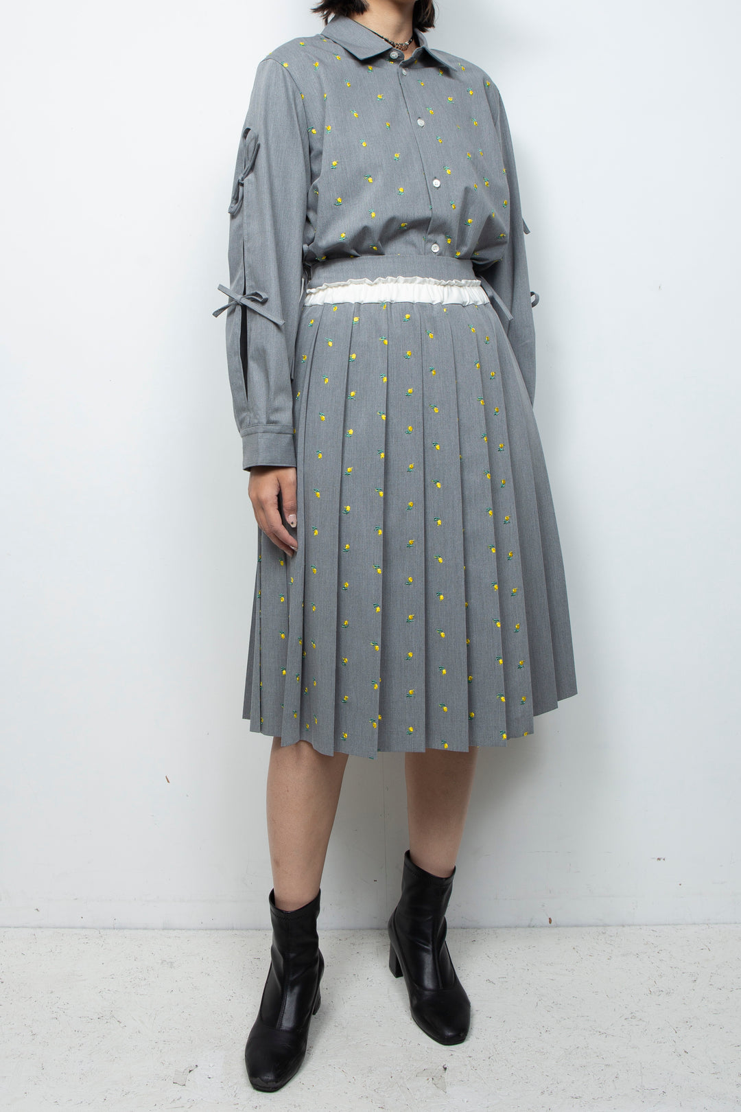 Flower embroidery pleated skirt l.gray