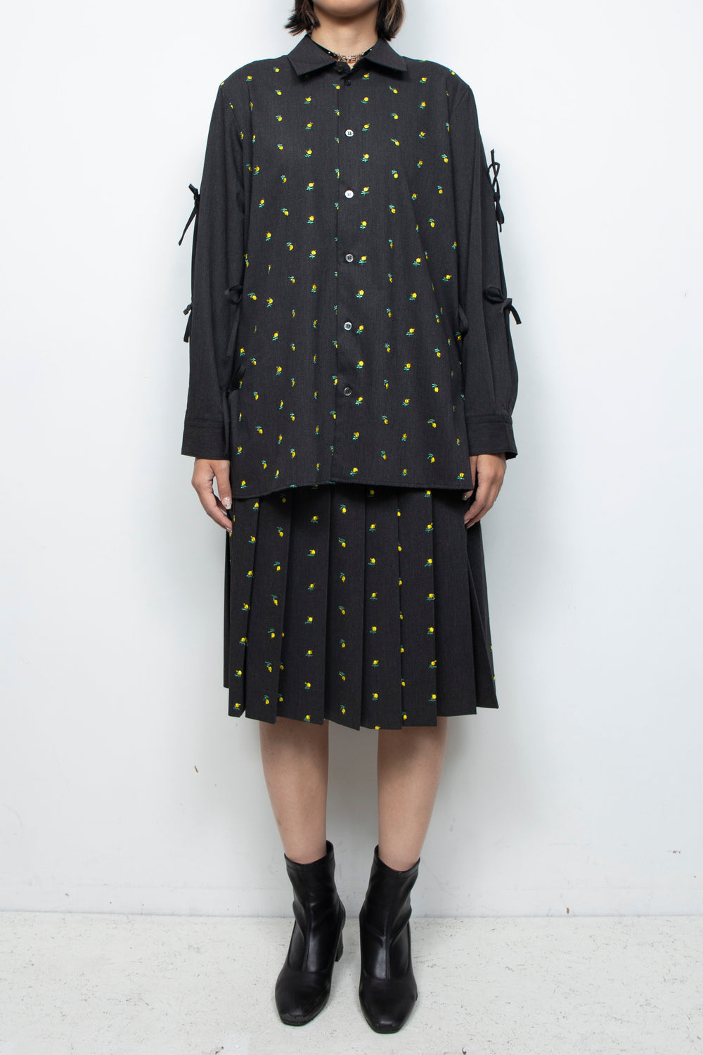 Flower embroidery ribbon blouse gray