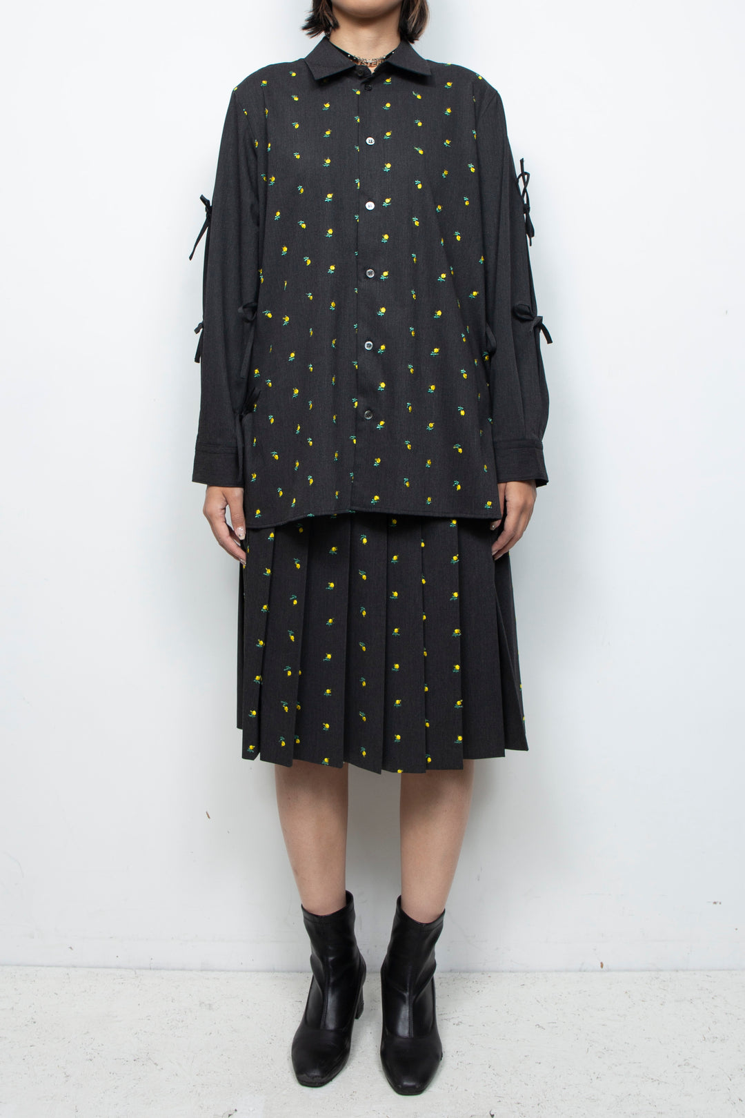 Flower embroidery ribbon blouse gray