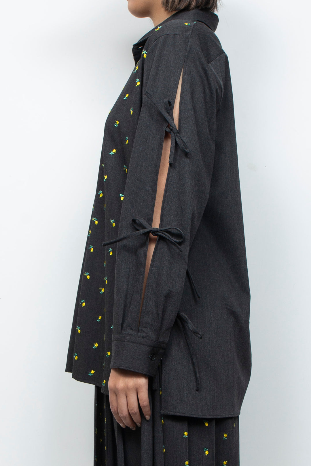 Flower embroidery ribbon blouse gray