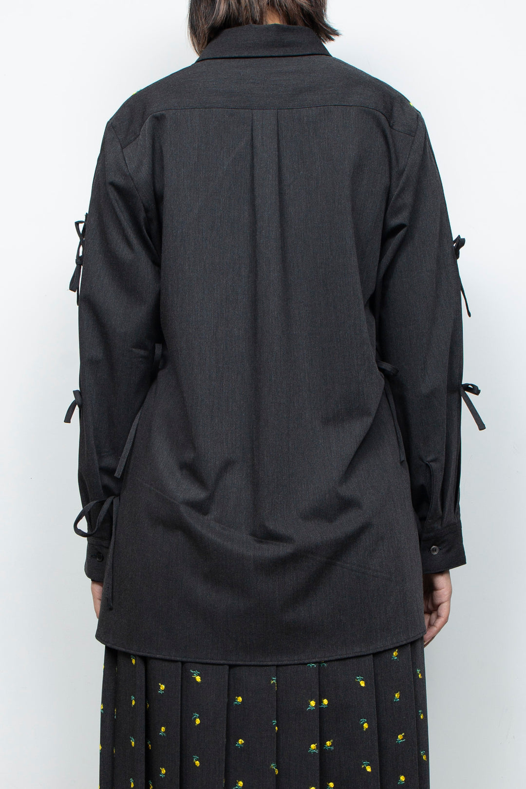 Flower embroidery ribbon blouse gray