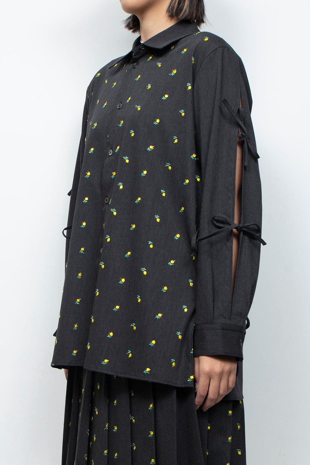 Flower embroidery ribbon blouse gray