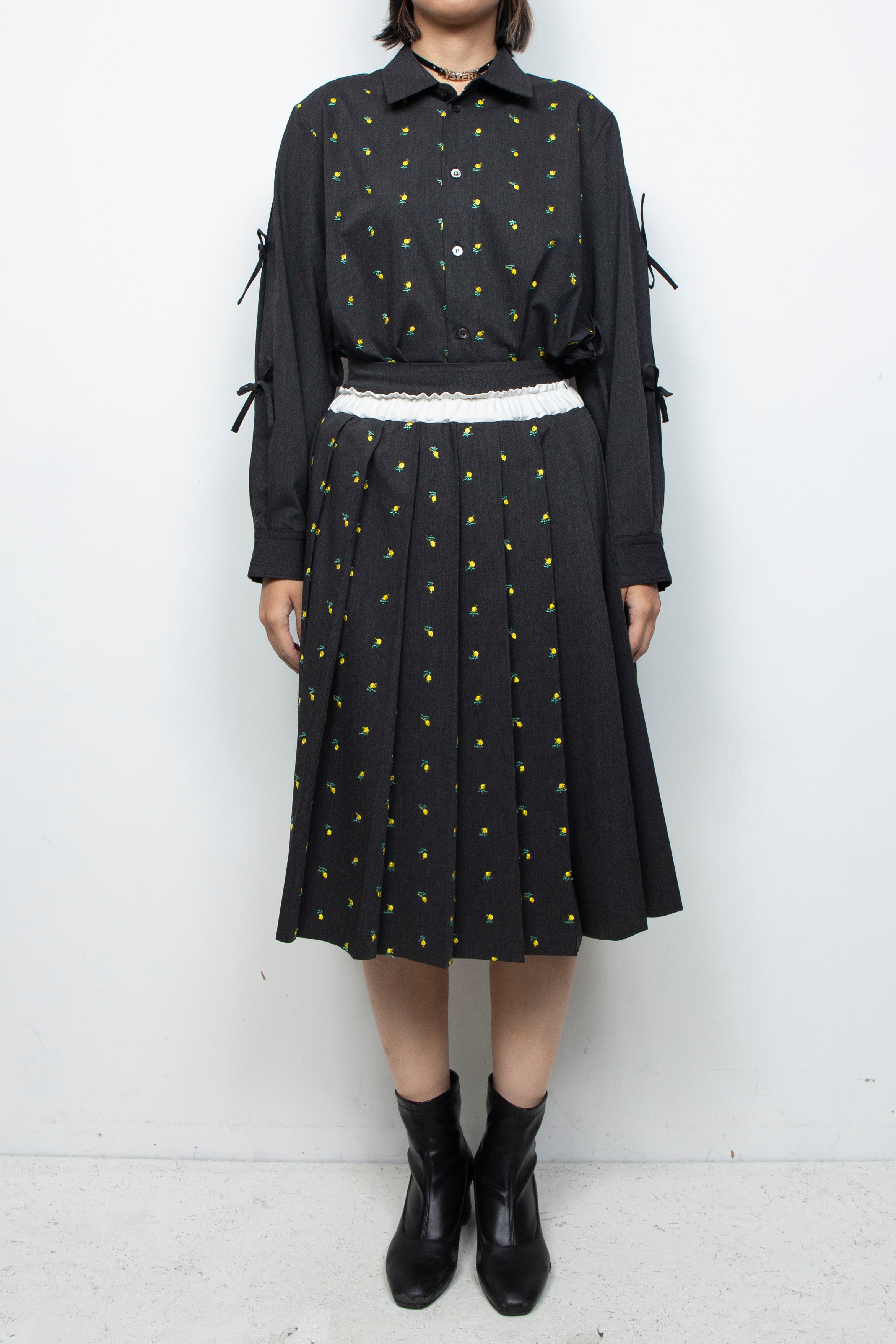 Flower embroidery ribbon skirt gray / naokitomizuka