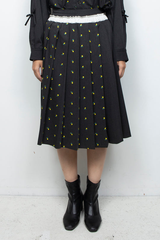 Flower embroidery pleated skirt gray