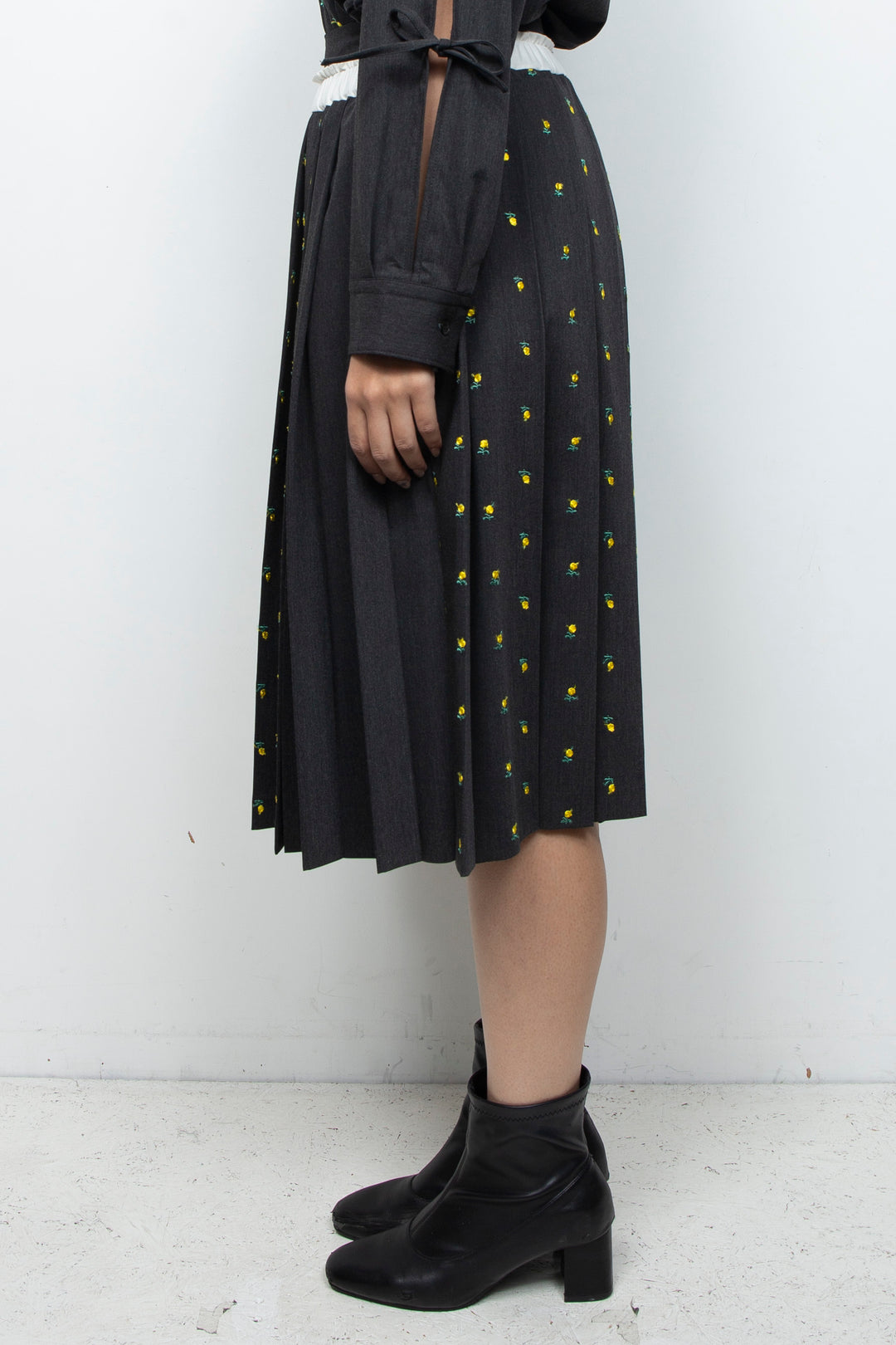 Flower embroidery pleated skirt gray