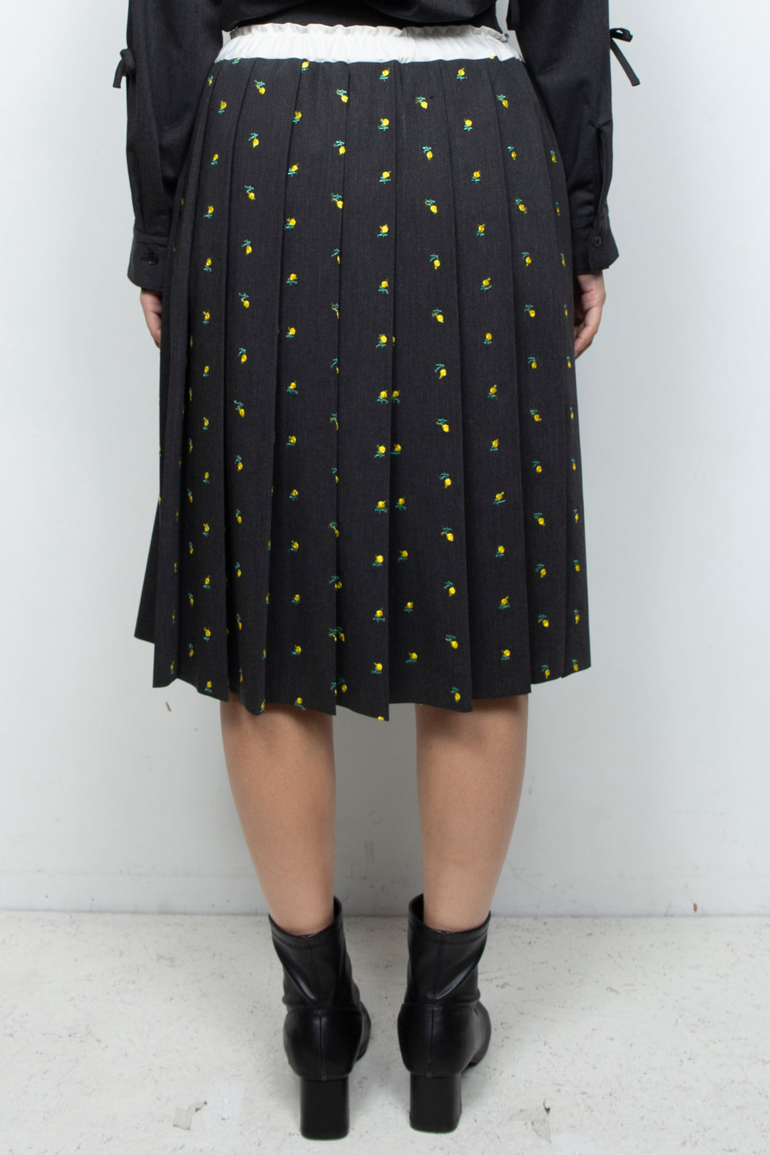 Flower embroidery pleated skirt gray