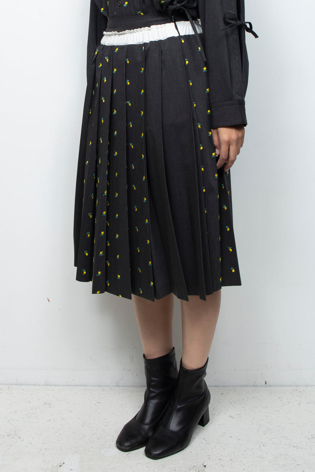 Flower embroidery pleated skirt gray