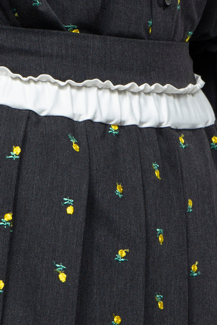 Flower embroidery pleated skirt gray
