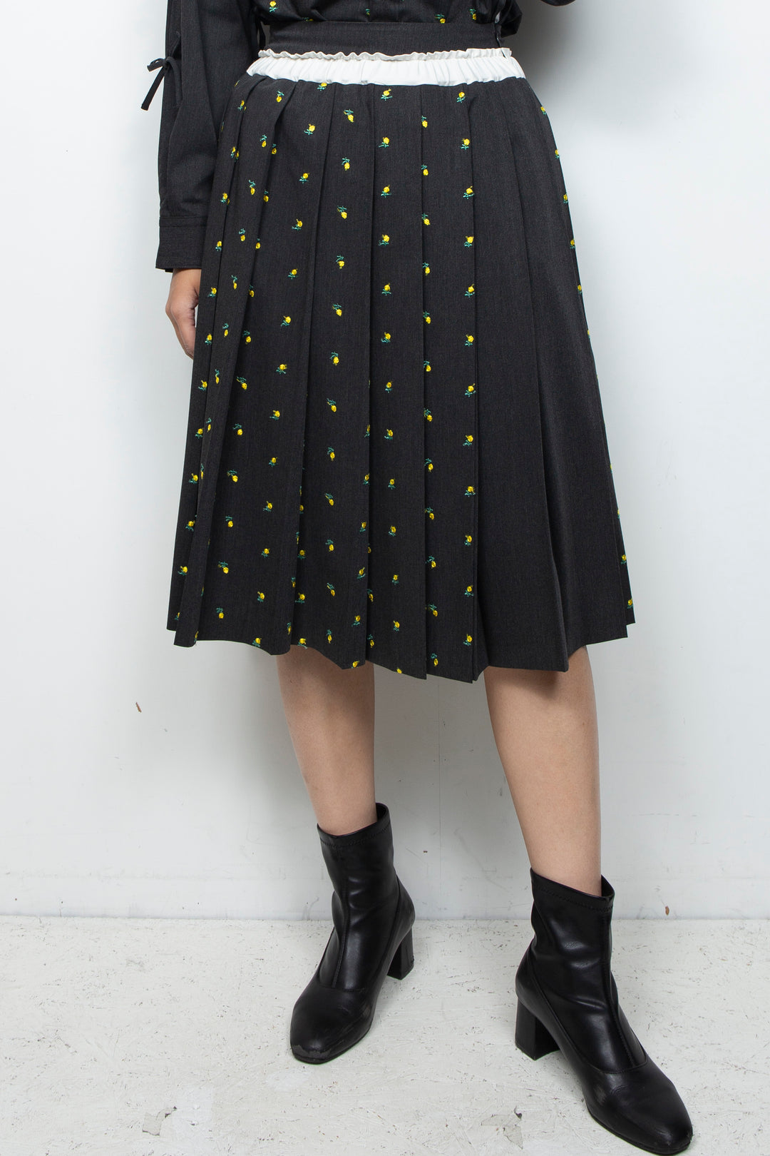 Flower embroidery pleated skirt gray