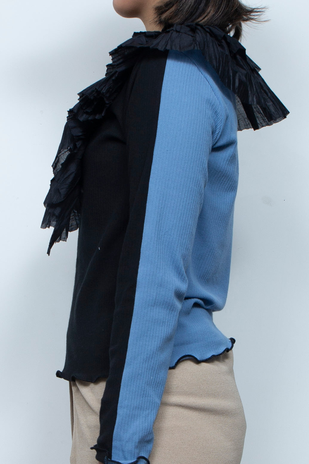 Random Pleat Butterfly Frill Collar Black