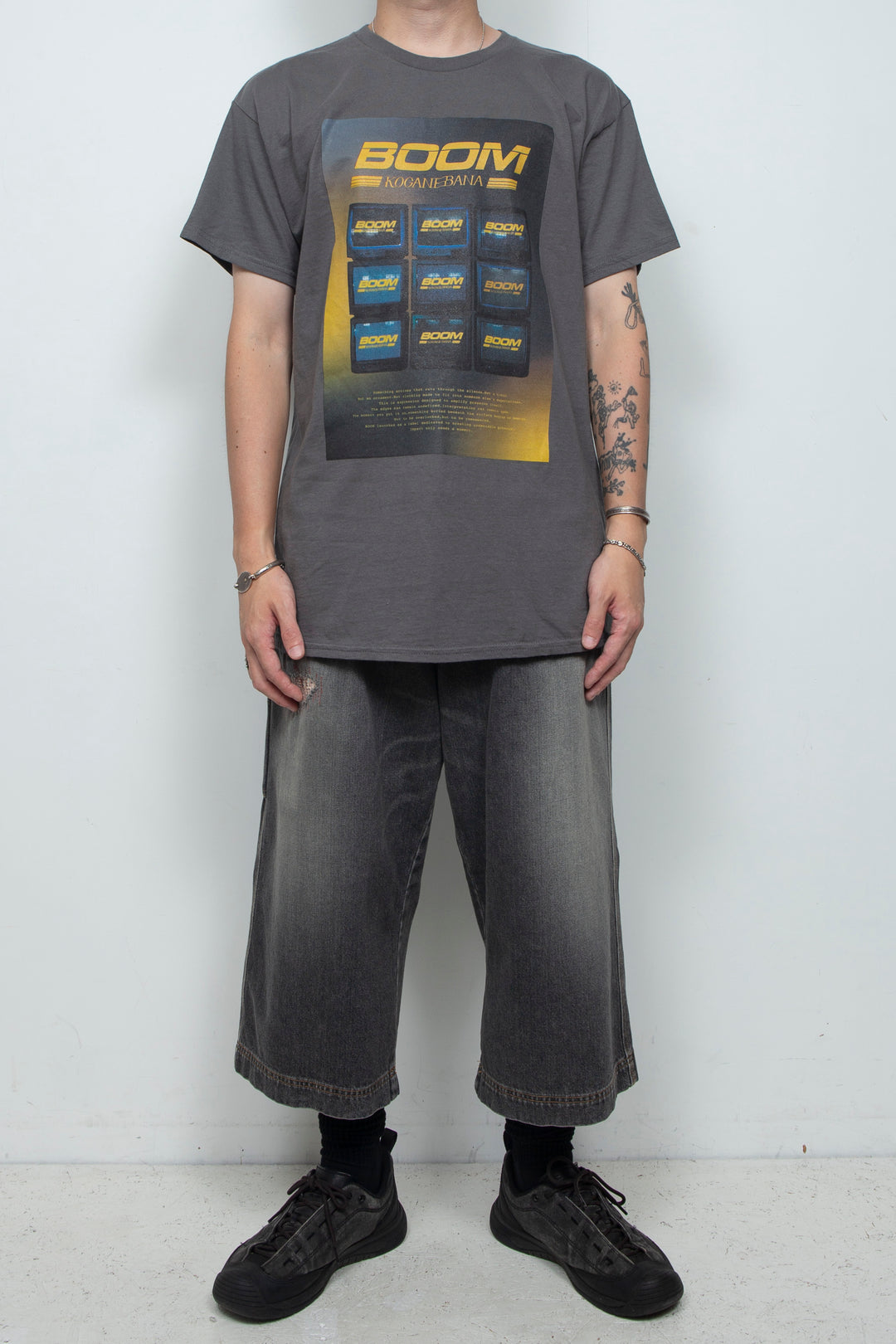 "BOOM KOGANEBANA" T-shirt CHARCOAL