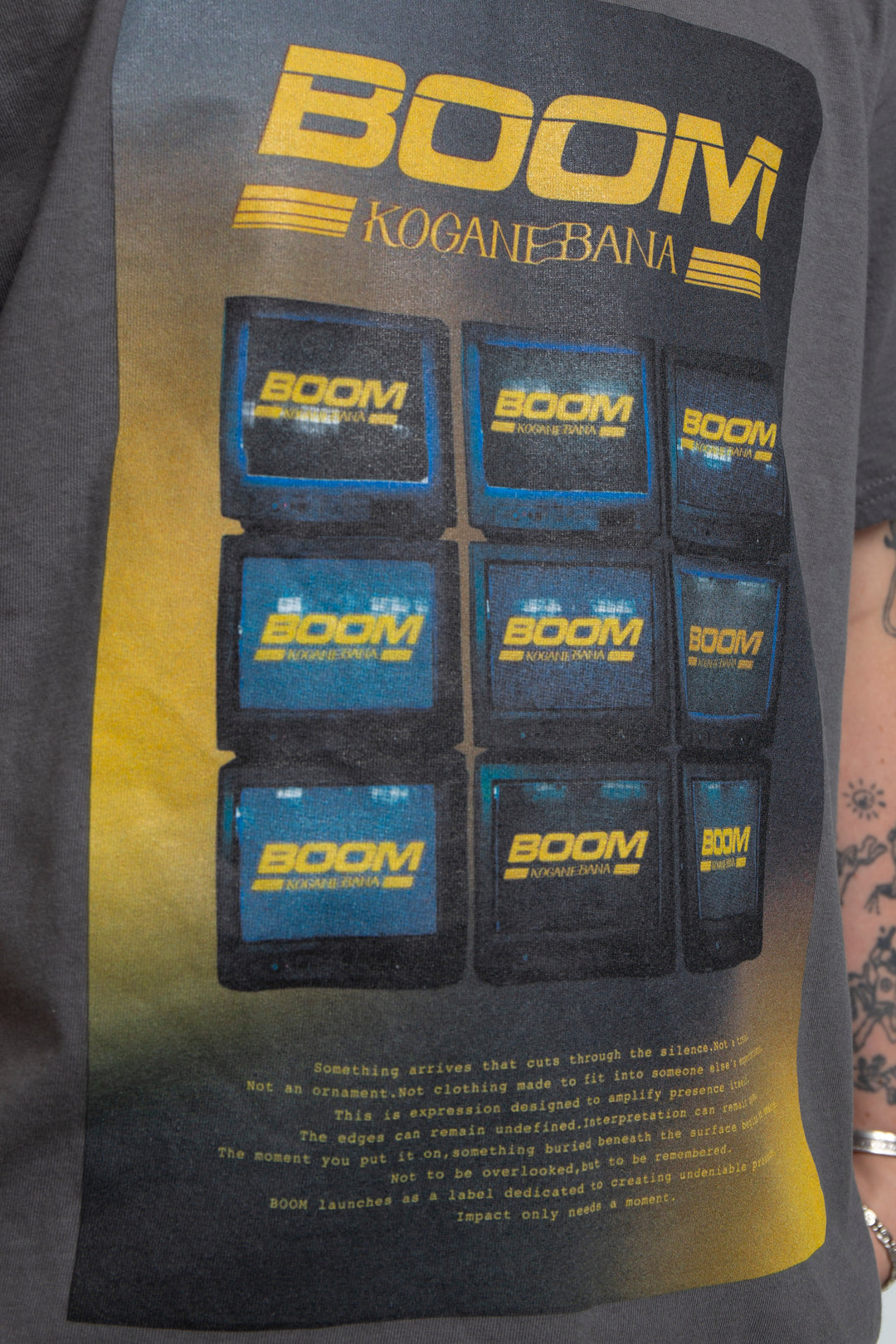 "BOOM KOGANEBANA" T-shirt CHARCOAL