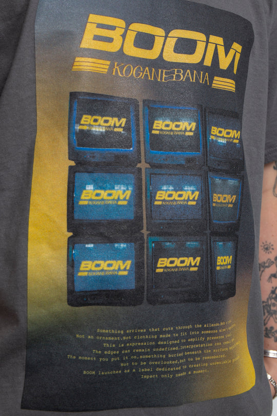 "BOOM KOGANEBANA" T-shirt CHARCOAL