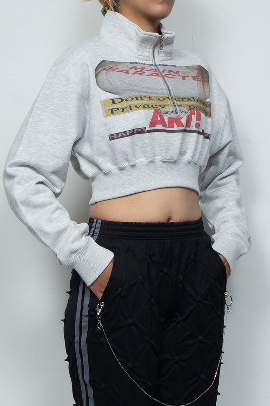 CROPPED HALF-ZIP "MAIN CHARACTER" SWEAT GRAY