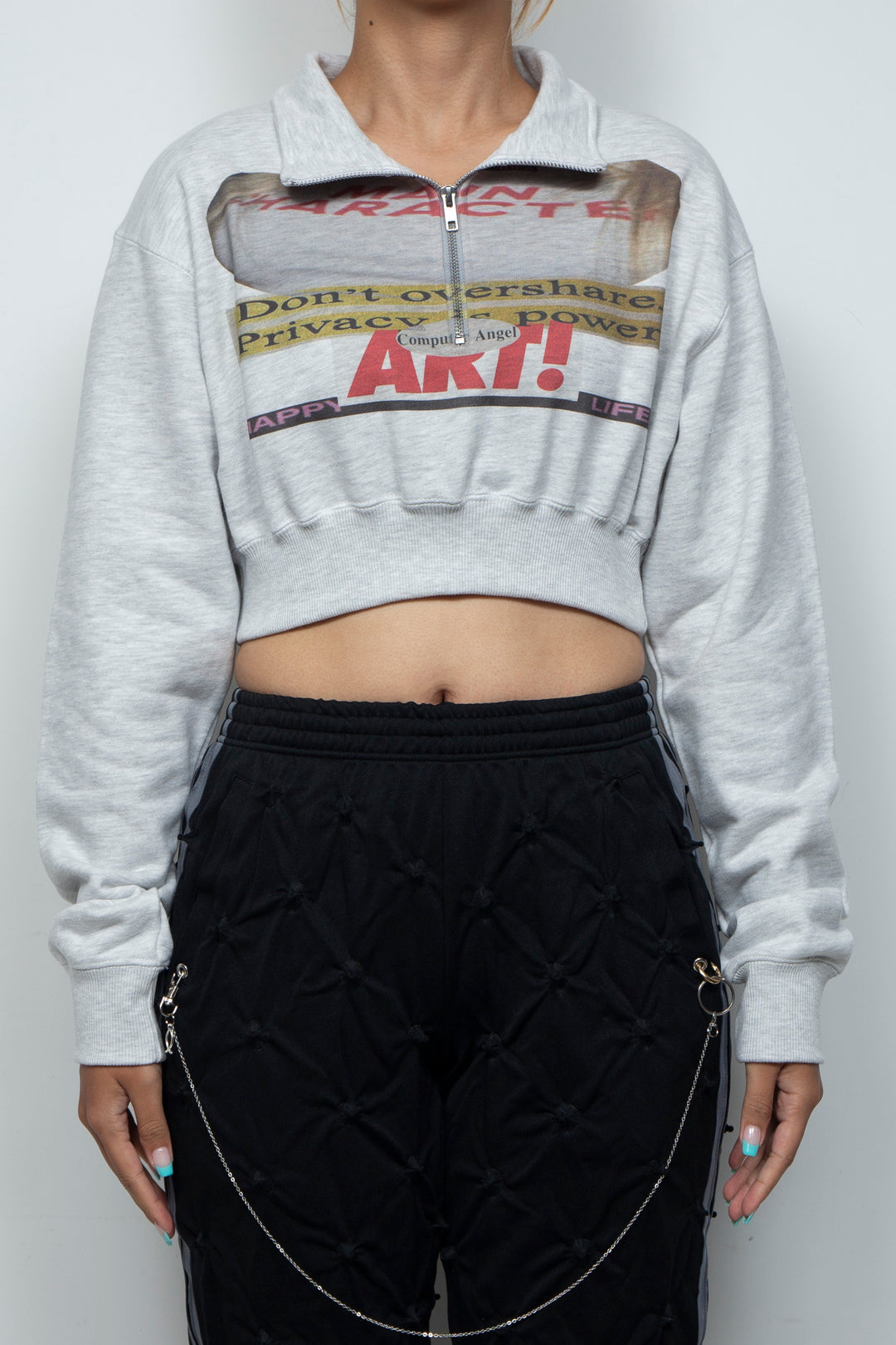CROPPED HALF-ZIP "MAIN CHARACTER" SWEAT GRAY