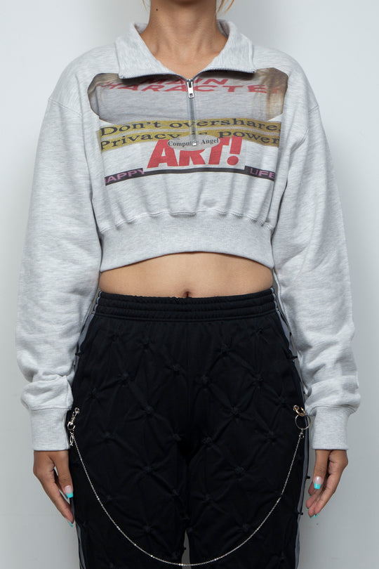 CROPPED HALF-ZIP "MAIN CHARACTER" SWEAT GRAY