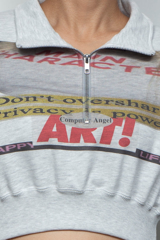 CROPPED HALF-ZIP "MAIN CHARACTER" SWEAT GRAY