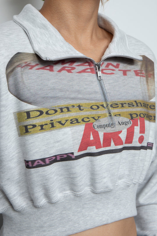 CROPPED HALF-ZIP "MAIN CHARACTER" SWEAT GRAY