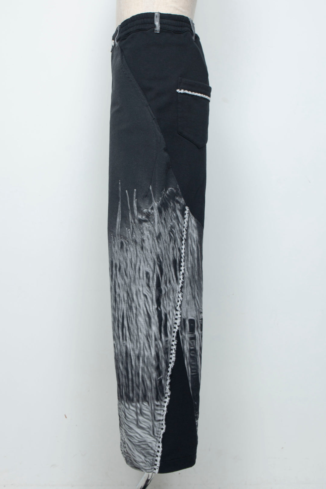 LB26AW-PT10-JQD BLACK and WHITE