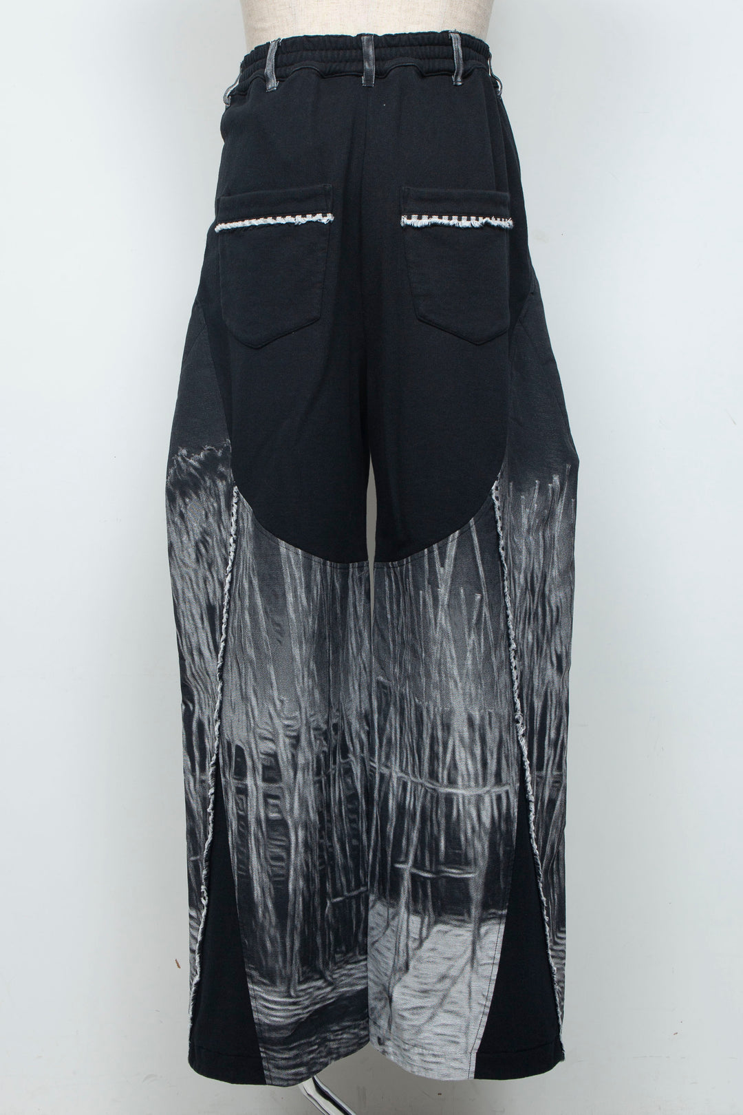 LB26AW-PT10-JQD BLACK and WHITE