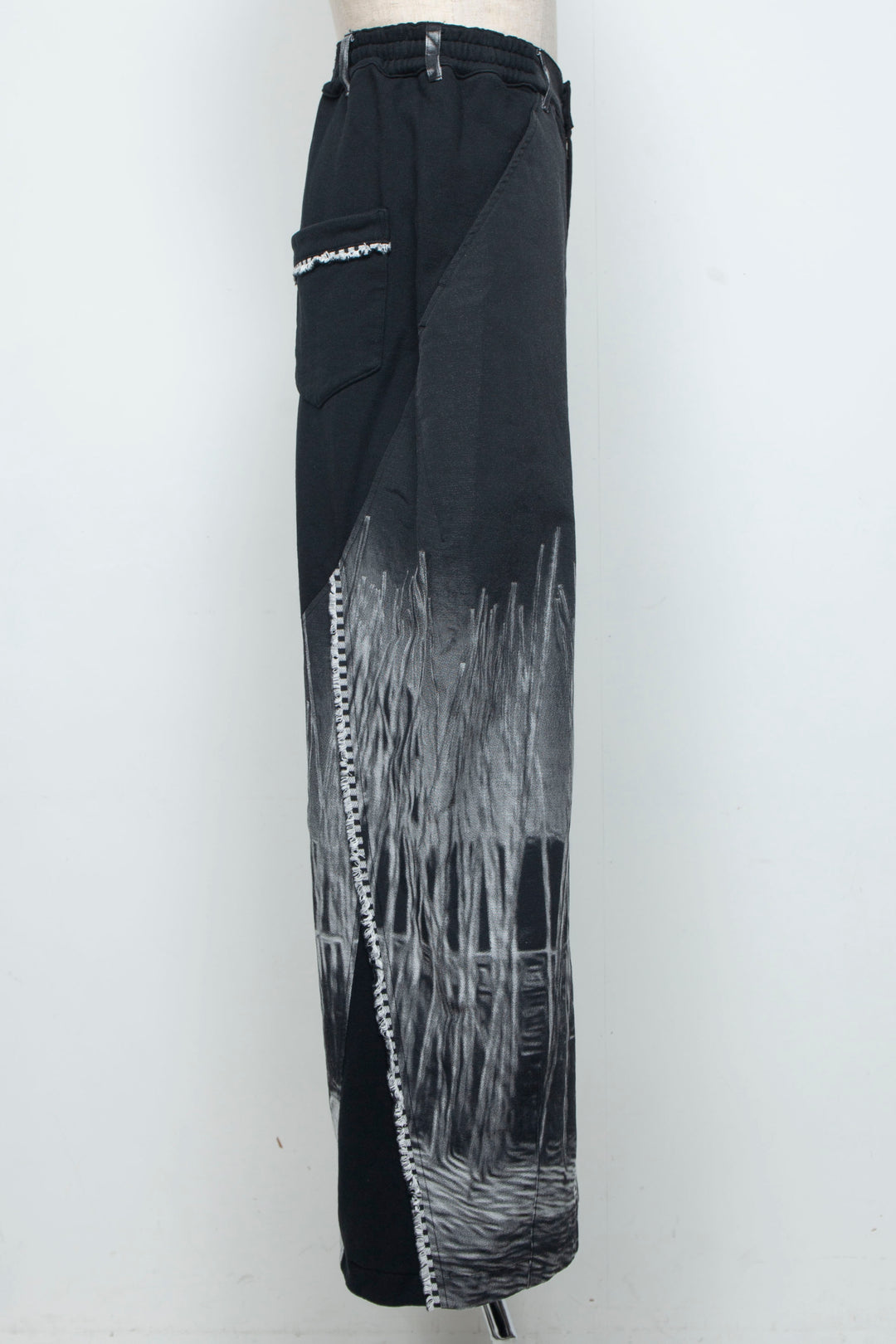 LB26AW-PT10-JQD BLACK and WHITE
