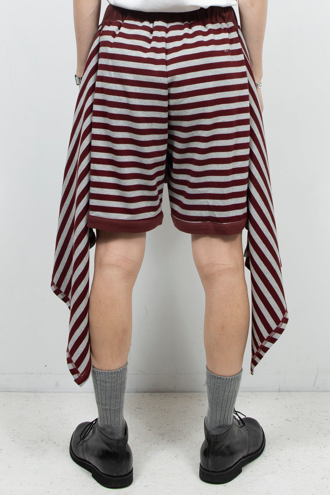 Striped deconstruction loose shorts