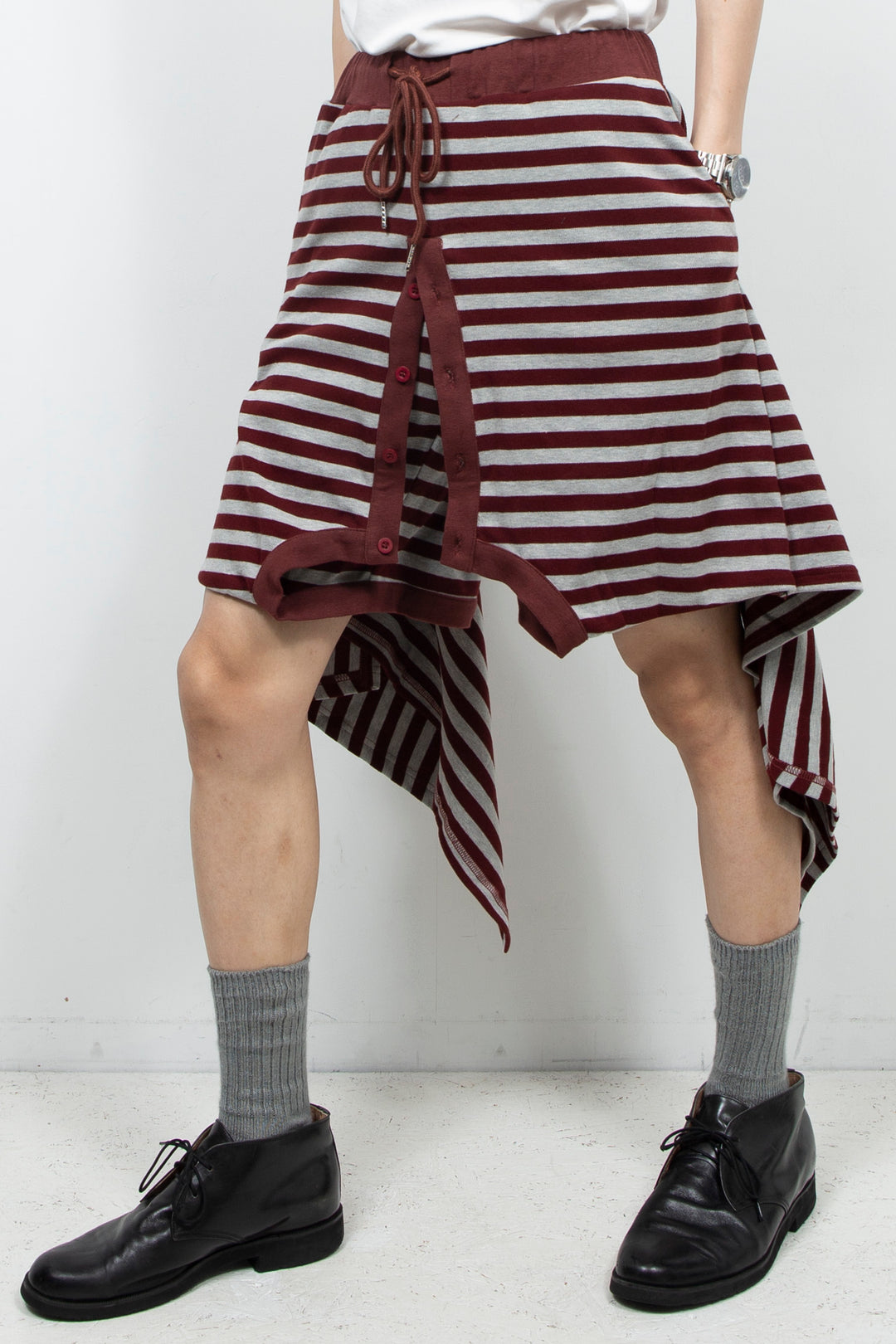 Striped deconstruction loose shorts