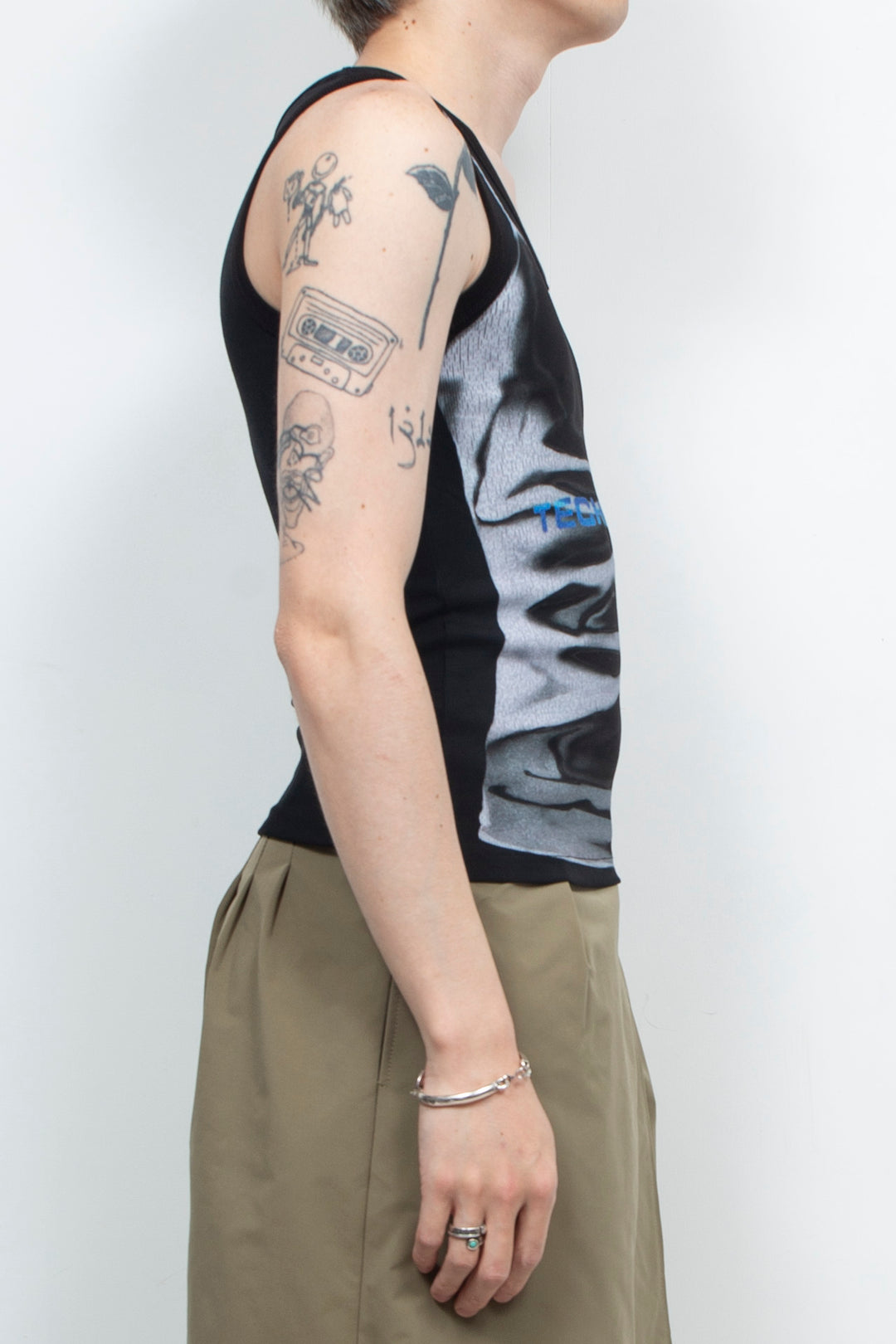 Two tone printed thread vest Black