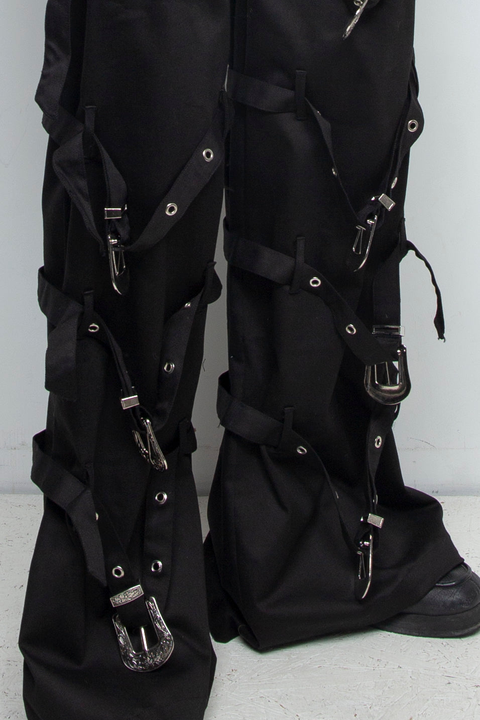 Metal buckle pants