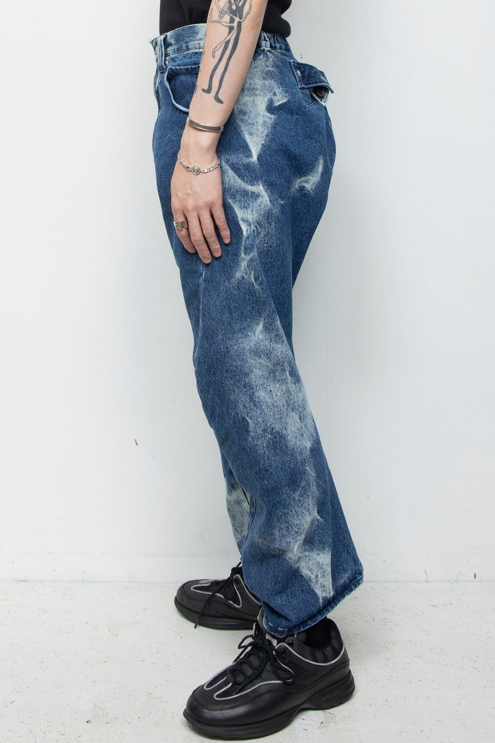 3D CUT DENIM IRREGULAR BLEACH
