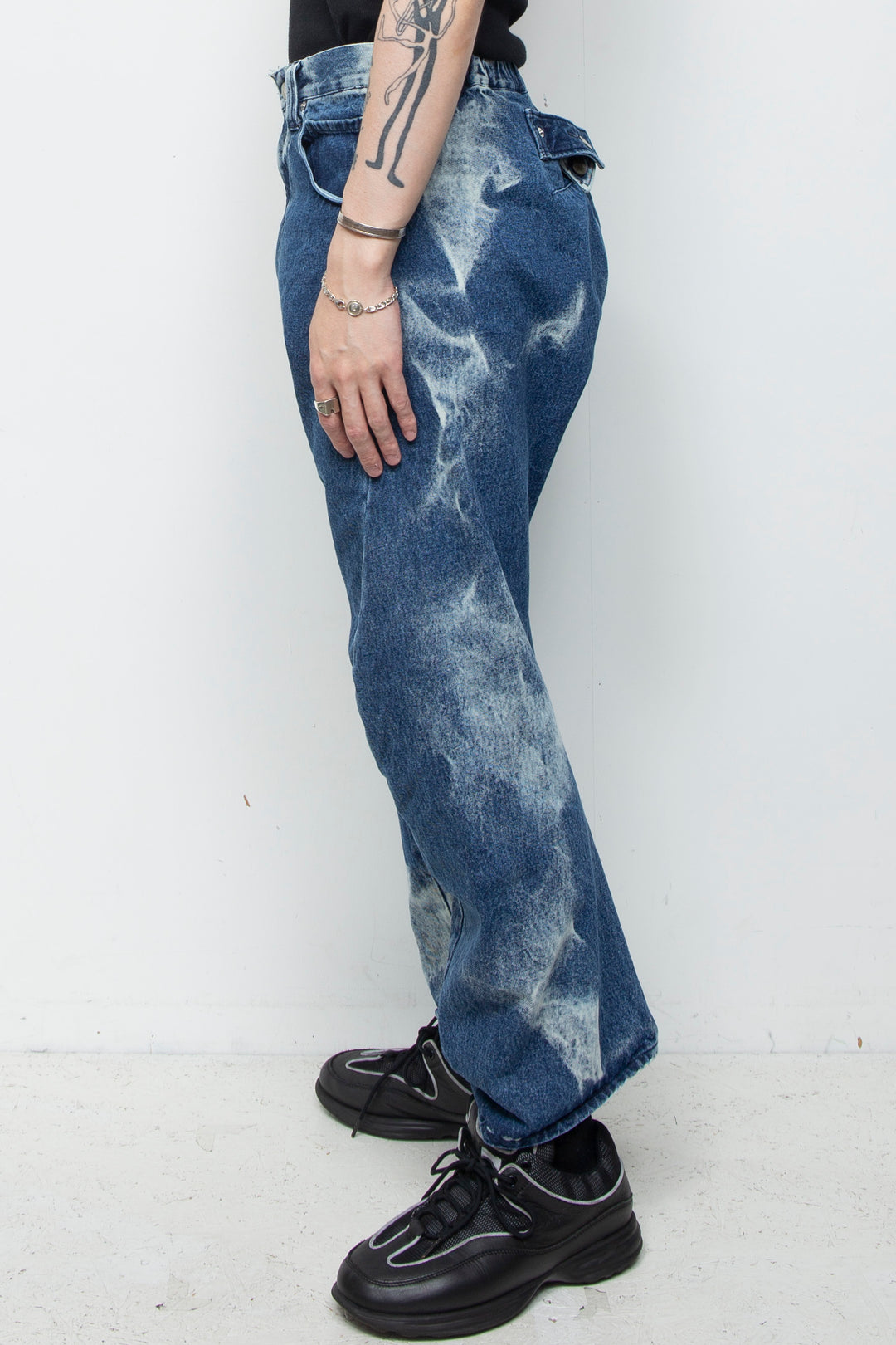 3D CUT DENIM IRREGULAR BLEACH