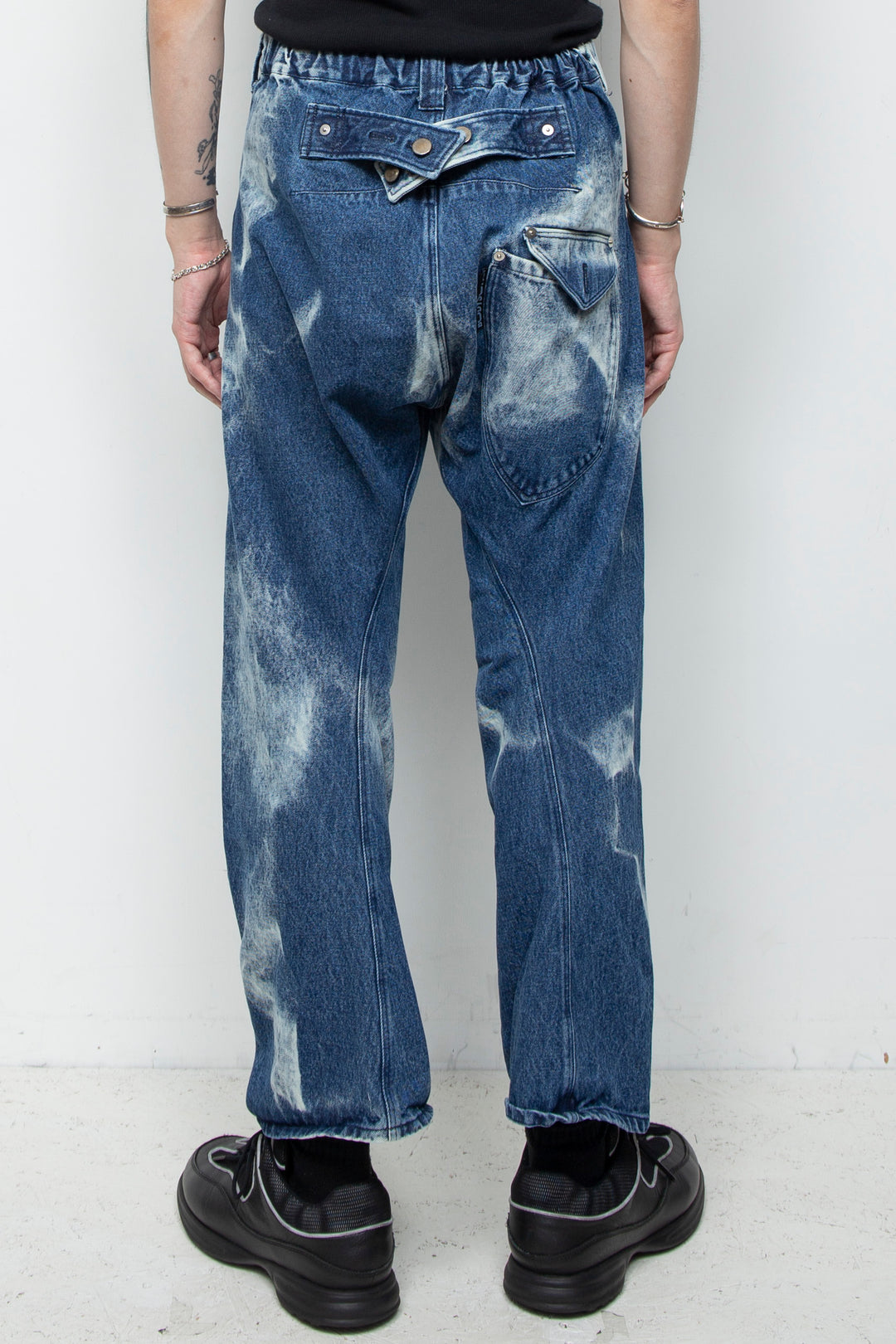3D CUT DENIM IRREGULAR BLEACH