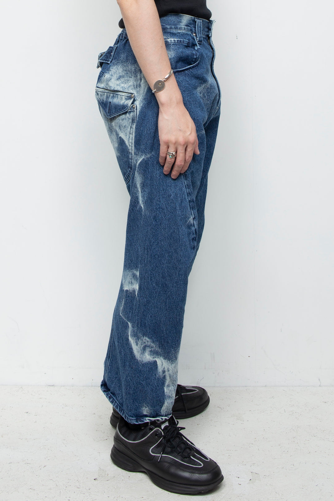 3D CUT DENIM IRREGULAR BLEACH