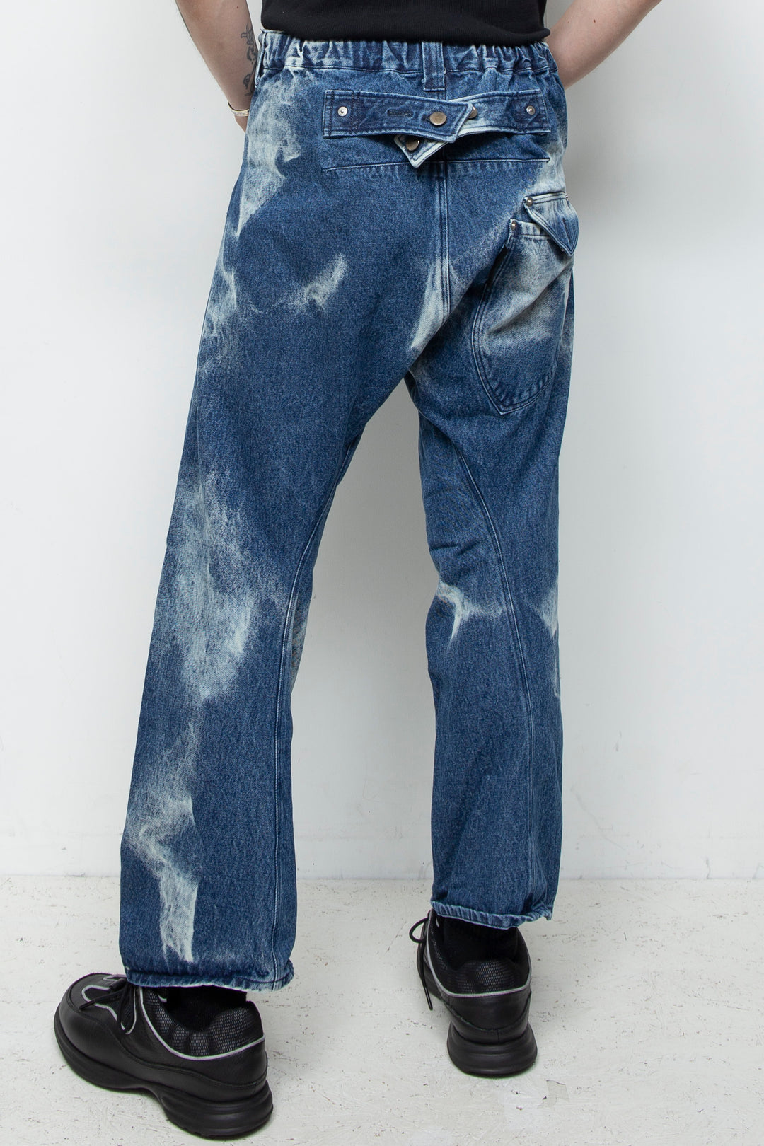 3D CUT DENIM IRREGULAR BLEACH