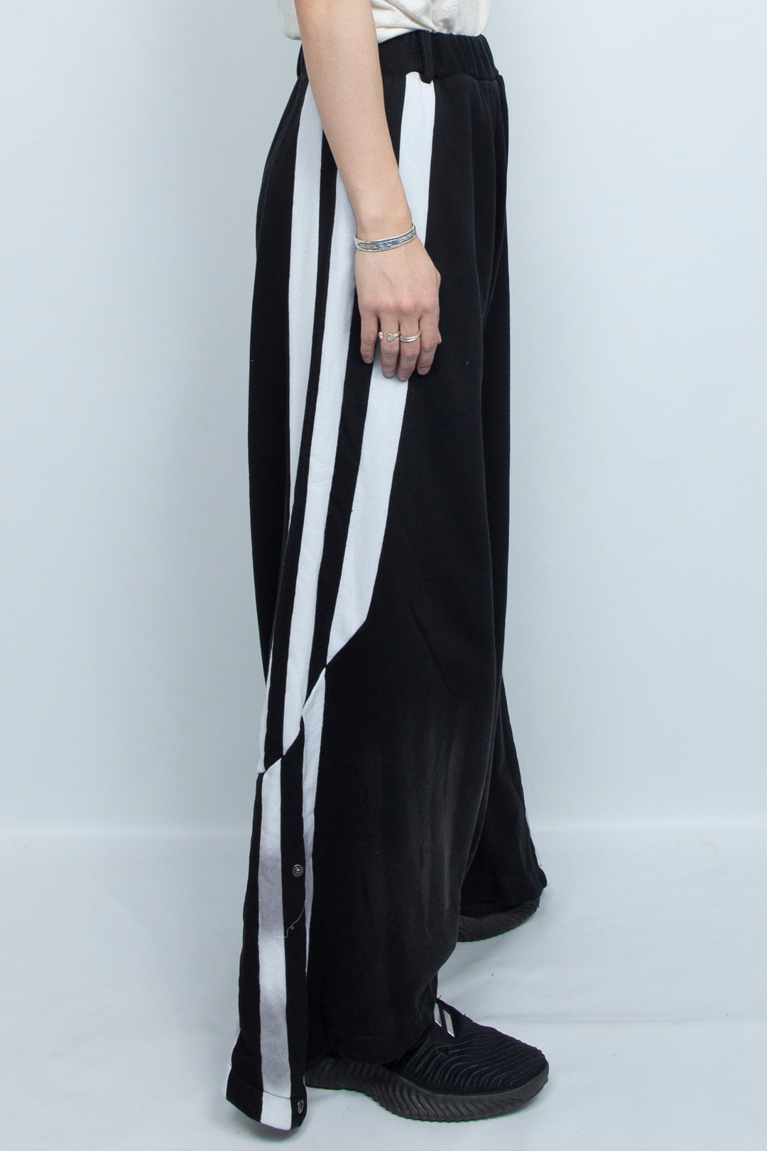 Black dual tone printed wide leg sports pants