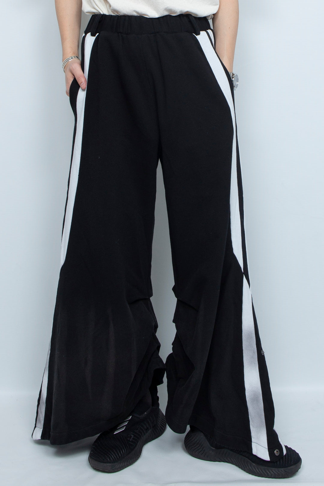 Black dual tone printed wide leg sports pants