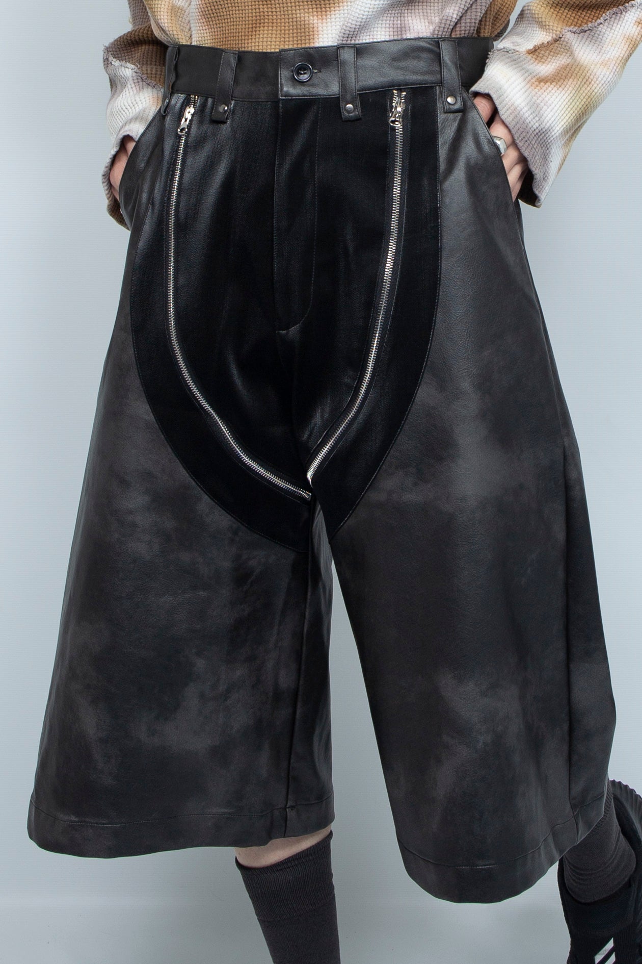 Black spliced leather zipper shorts / kadakada（カダカダ