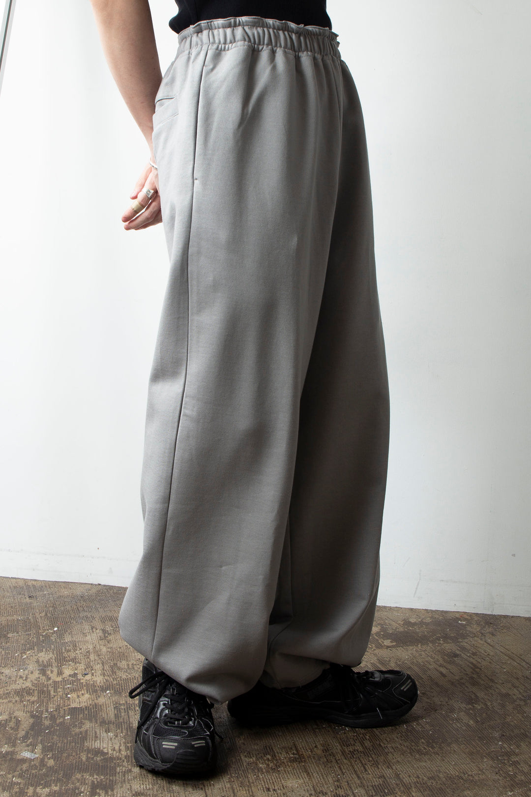 MANTIS SWEAT PANTS GRAY