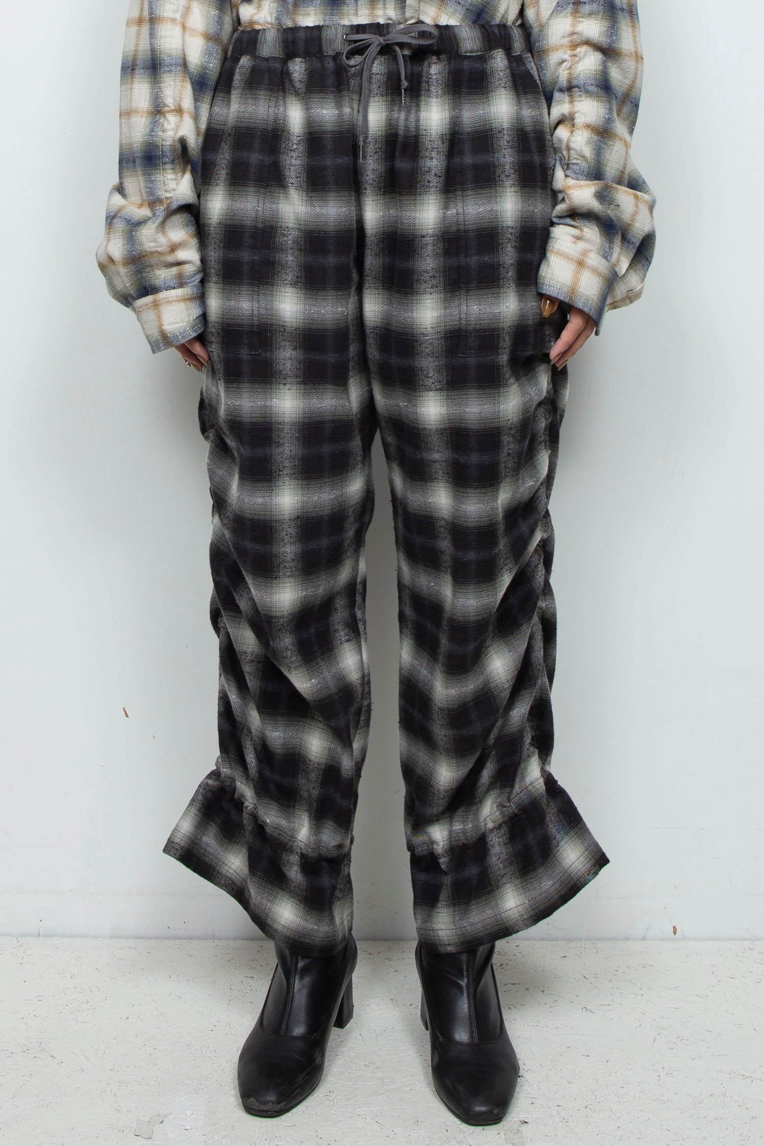 megumi　MOパンツ　IVR0 Mimic Shirred Pants Beige / odd_(オッド)通販 店舗 / 渋谷・神泉