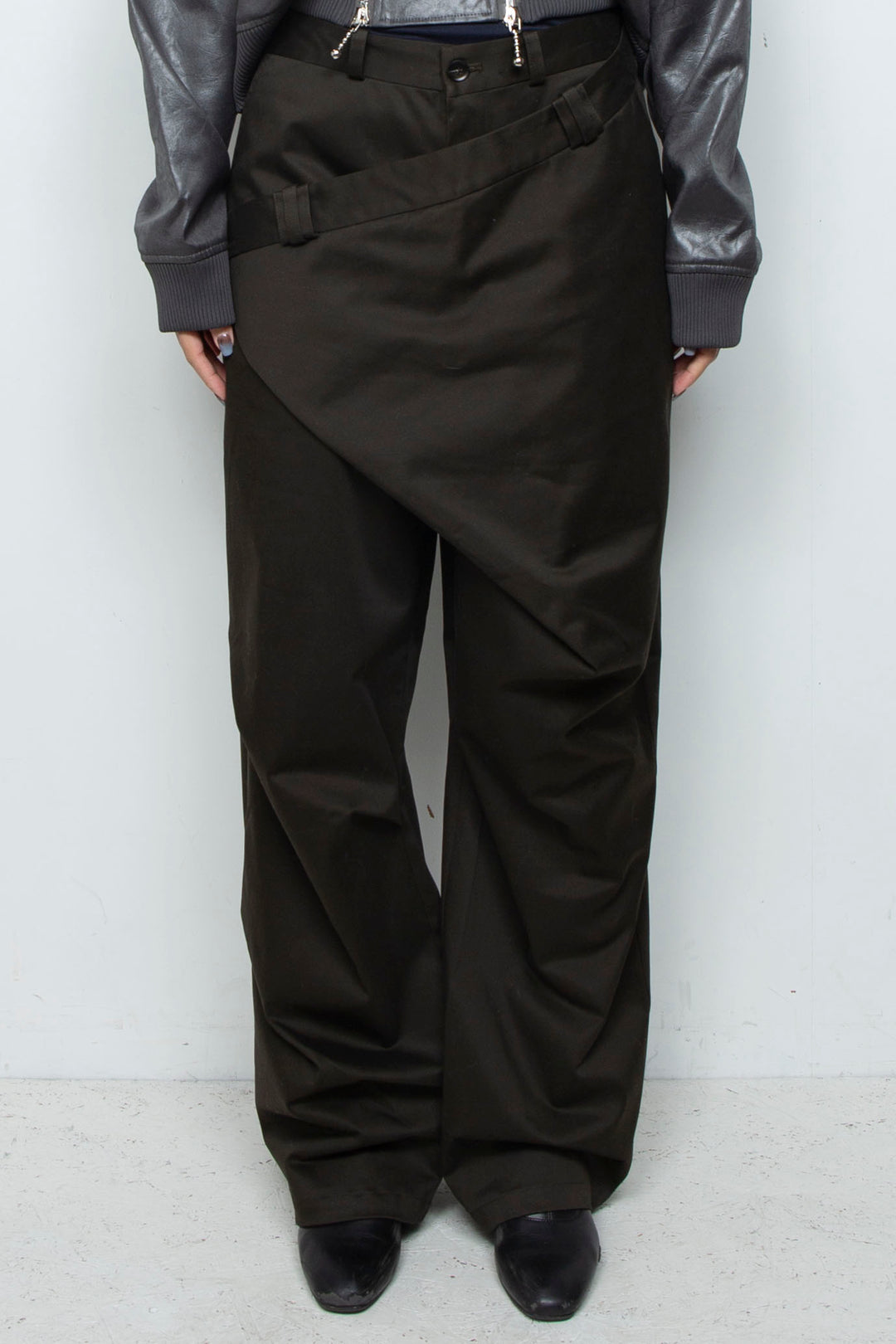 Deconstructing silhouette casual pants