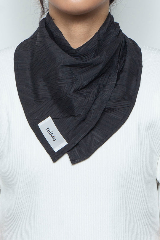 Technical Pleats Scarf Black