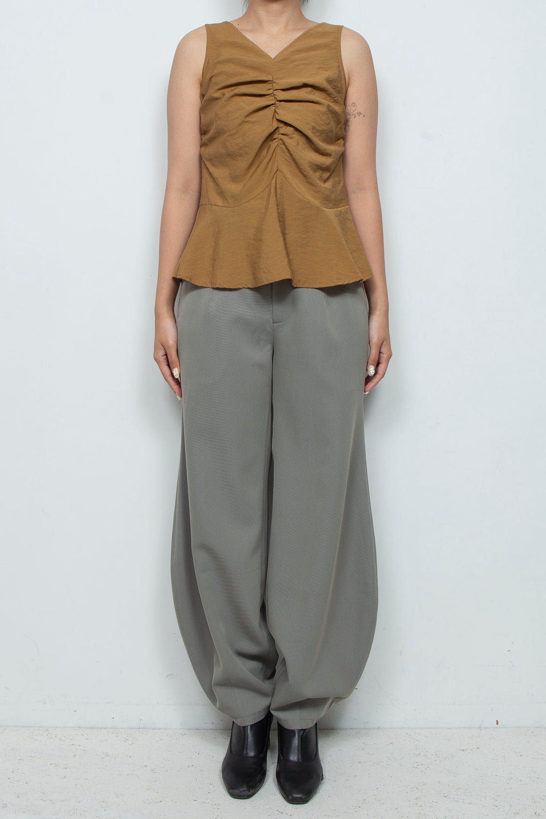 Front gather peplum hem top moca