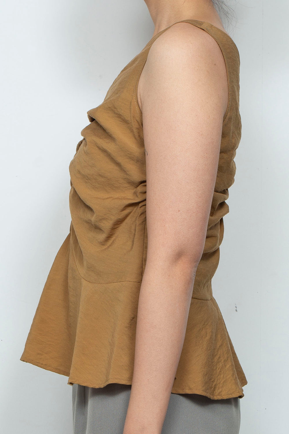 Front gather peplum hem top moca